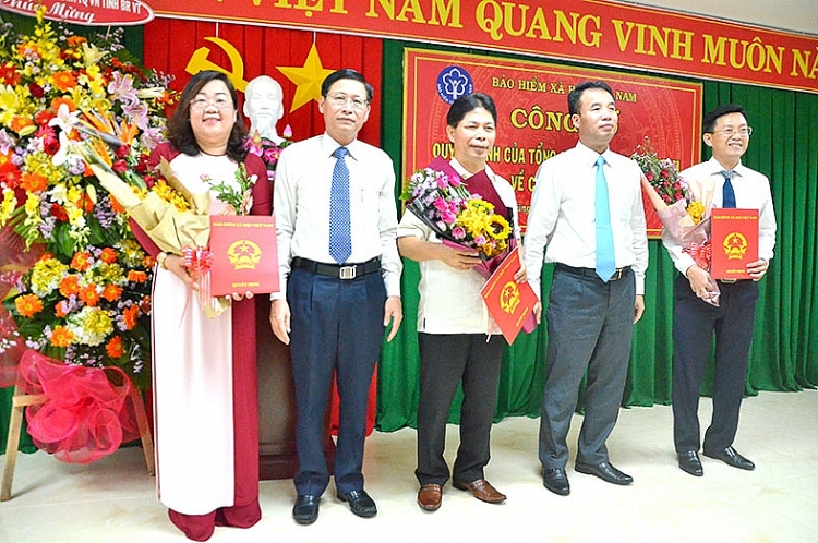 Ông Trần Duy Hưng, ông Phạm Ngọc Sơn và bà Nguyễn Hồng Hạnh nhận quyết định (Ảnh: Báo Bà Rịa - Vũng Tàu) 0821 images1632908 trao quyet dinh
