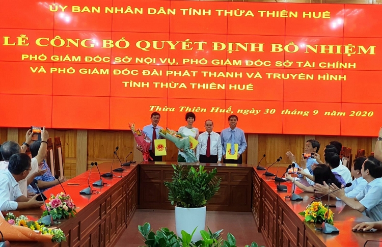 Chủ tịch UBND tỉnh Phan Ngọc Thọ trao quyết định, tặng hoa chúc mừng các cán bộ (Ảnh: Báo Thừa Thiên - Huế) 5543 nsm 1