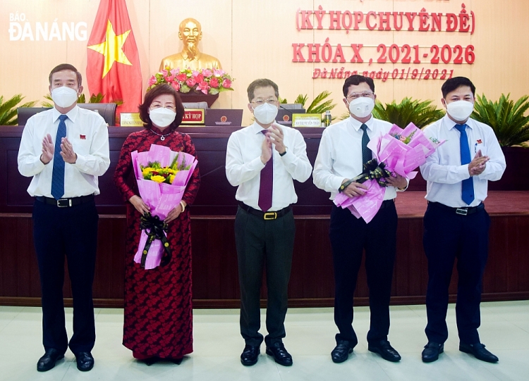 Lãnh đạo Thành ủy, HĐND, UBND TP. Đà Nẵng chúc mừng ông Trần Phước Sơn và bà Ngô Thị Kim Yến