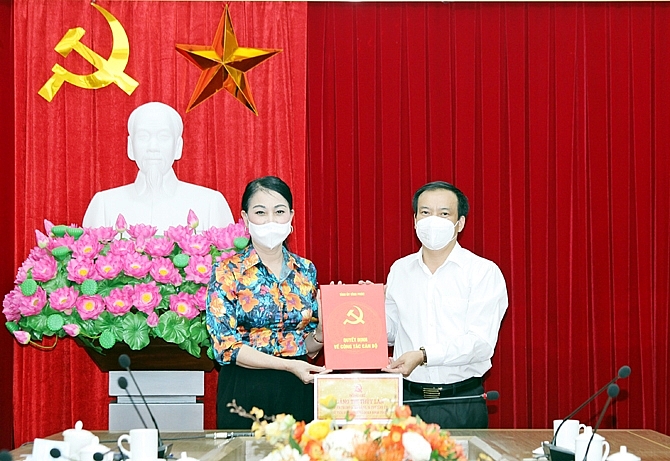 Ông Lương Đức Minh (phải) nhận quyết định