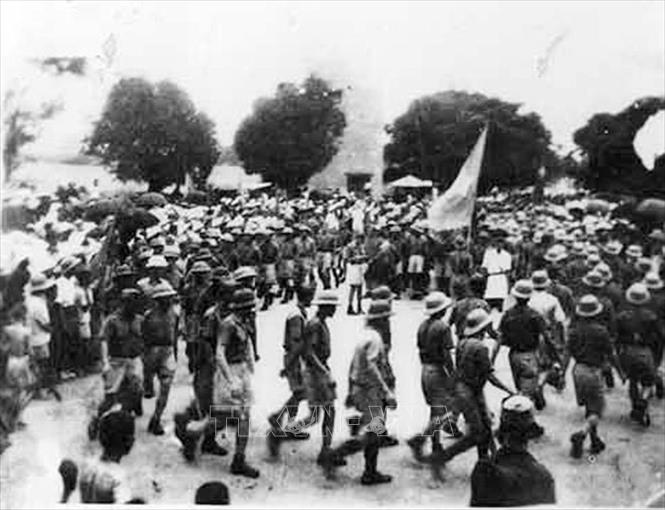 Chủ tịch Hồ Chí Minh - tên Người còn mãi với non sông Chú thích ảnh