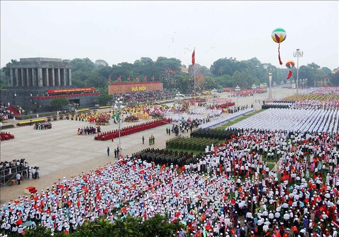 Chủ tịch Hồ Chí Minh - tên Người còn mãi với non sông Chú thích ảnh