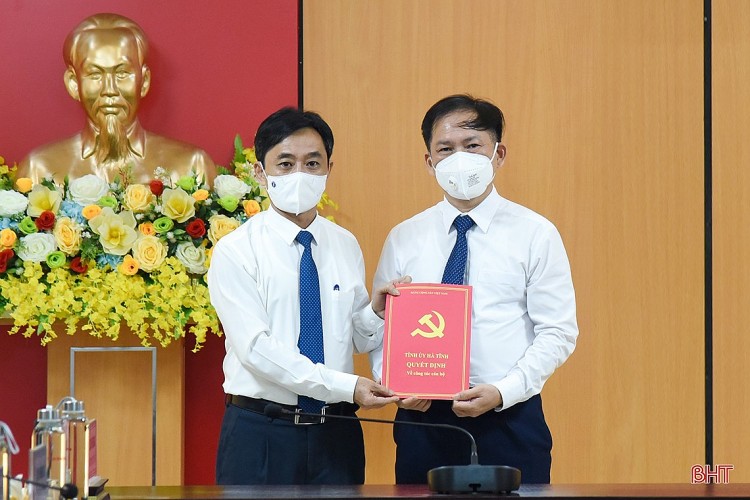 Ông Trần Đình Gia (phải) nhận quyết định Ông Trần Đình Gia (phải) nhận quyết định