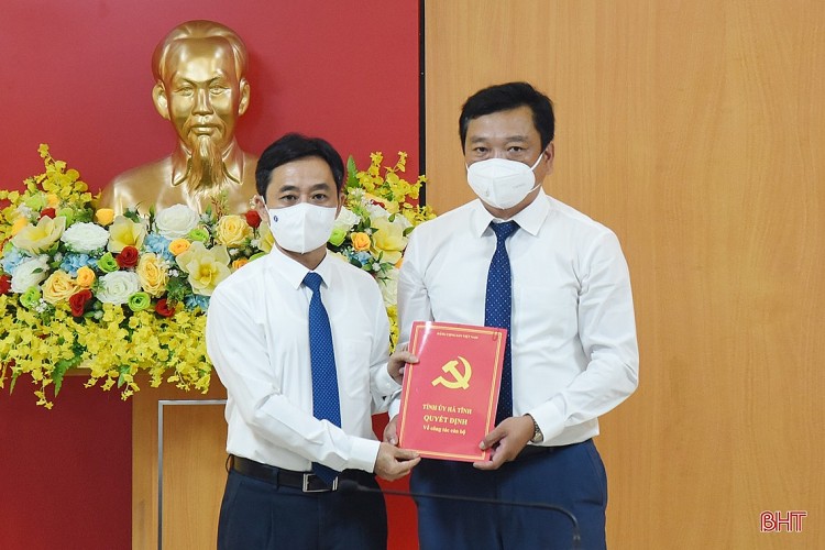 Phó Bí thư Thường trực Tỉnh ủy Trần Thế Dũng trao quyết định cho ông Hồ Huy Thành Phó Bí thư Thường trực Tỉnh ủy Trần Thế Dũng trao quyết định cho ông Hồ Huy Thành