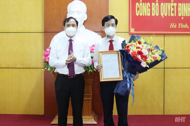 Bí thư Tỉnh ủy Hoàng Trung Dũng trao quyết định cho ông Nguyễn Thanh Điện. Bí thư Tỉnh ủy Hoàng Trung Dũng trao quyết định cho ông Nguyễn Thanh Điện.