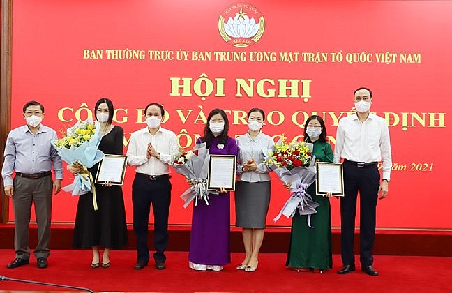 Các nhân sự mới nhận quyết định (Ảnh: VGP) Các nhân sự mới nhận quyết định (Ảnh: VGP)