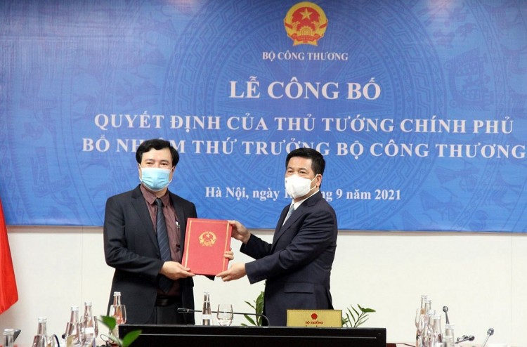 Bộ trưởng Nguyễn Hồng Diên trao quyết định, chúc mừng tân Thứ trưởng Nguyễn Sinh Nhật Tân (Ảnh Bộ Công Thương) Bộ trưởng Nguyễn Hồng Diên trao quyết định, chúc mừng tân Thứ trưởng Nguyễn Sinh Nhật Tân (Ảnh Bộ Công Thương)