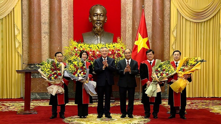 Chủ tịch nước Nguyễn Xuân Phúc và Chánh án TAND Tối cao Nguyễn Hòa Bình chụp ảnh lưu niệm với các Thẩm phán TAND tối cao (Ảnh: VGP) Chủ tịch nước Nguyễn Xuân Phúc và Chánh án TAND Tối cao Nguyễn Hòa Bình chụp ảnh lưu niệm với các Thẩm phán TAND tối cao (Ảnh: VGP)