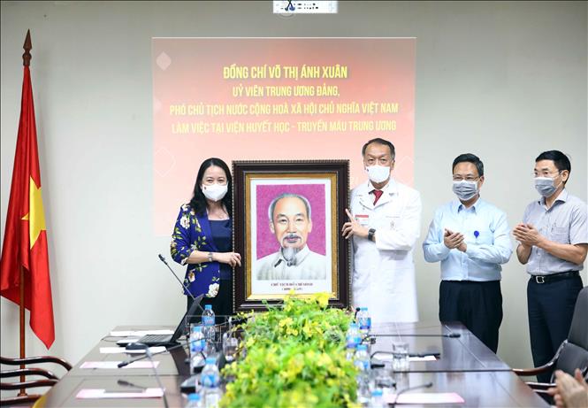 Phó Chủ tịch nước thăm, tặng quà cho bệnh nhi nhân dịp Tết Trung Thu Phó Chủ tịch nước thăm, tặng quà cho bệnh nhi nhân dịp Tết Trung Thu