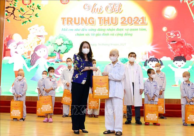 Phó Chủ tịch nước thăm, tặng quà cho bệnh nhi nhân dịp Tết Trung Thu Phó Chủ tịch nước thăm, tặng quà cho bệnh nhi nhân dịp Tết Trung Thu