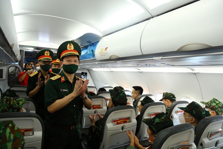 Hơn 1300 cán bộ, chiến sĩ quân dân y gấp rút lên đường tăng viện cho ‘tuyến lửa’ Hơn 1300 cán bộ, chiến sĩ quân dân y gấp rút lên đường tăng viện cho ‘tuyến lửa’