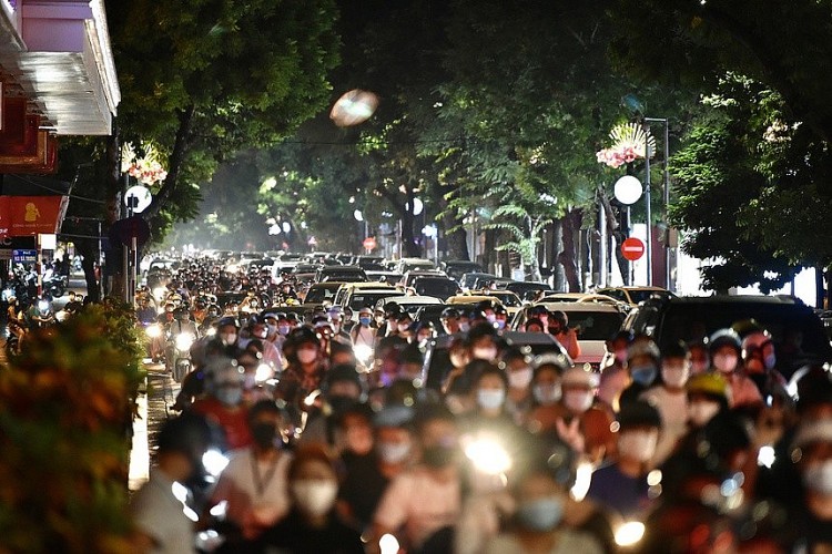 Người dân Hà Nội tràn ra đường tối 21/9 trên phố Đinh Tiên Hoàng (Ảnh: Việt Linh) Người dân Hà Nội tràn ra đường tối 21/9 trên phố Đinh Tiên Hoàng (Ảnh: Việt Linh)