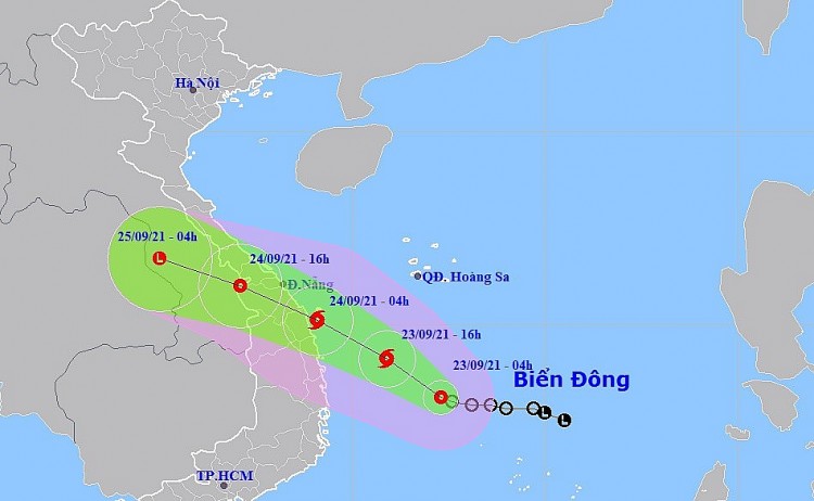Dự báo trong 12 giờ tới, áp thấp nhiệt đới có khả năng mạnh lên thành bão hướng vào các tỉnh miền Trung Dự báo trong 12 giờ tới, áp thấp nhiệt đới có khả năng mạnh lên thành bão hướng vào các tỉnh miền Trung