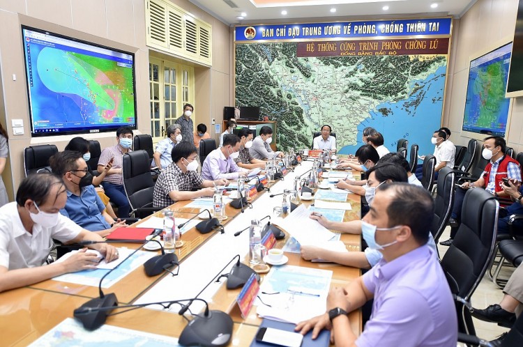 Phó Thủ tướng Lê Văn Thành, Trưởng ban chỉ đạo quốc gia ứng phó sự cố thiên tai chủ trì họp khẩn ứng phó bão số 6 (Ảnh VGP/Đức Tuân) Phó Thủ tướng Lê Văn Thành, Trưởng ban chỉ đạo quốc gia ứng phó sự cố thiên tai chủ trì họp khẩn ứng phó bão số 6 (Ảnh VGP/Đức Tuân)