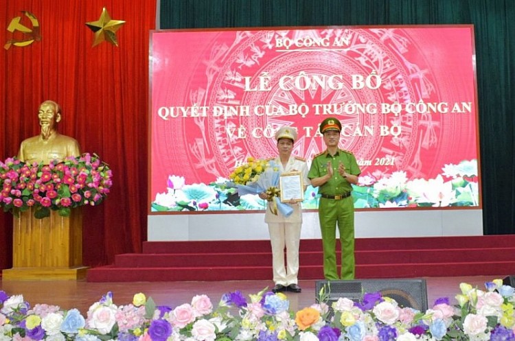 Trung tướng Nguyễn Duy Ngọc trao quyết định và chúc mừng Đại tá Nguyễn Thanh Trường Trung tướng Nguyễn Duy Ngọc trao quyết định và chúc mừng Đại tá Nguyễn Thanh Trường