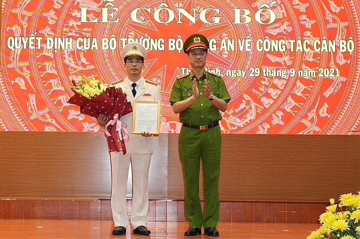 Trung tướng Nguyễn Duy Ngọc trao quyết định và chúc mừng Thượng tá Trần Văn Phúc Trung tướng Nguyễn Duy Ngọc trao quyết định và chúc mừng Thượng tá Trần Văn Phúc