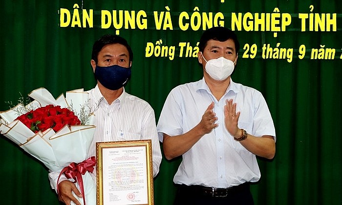 Chủ tịch tỉnh, ông Phạm Thiện Nghĩa trao quyết định cho ông Trương Ngọc Khiết (Ảnh: Cổng TTĐT tỉnh Đồng Tháp)