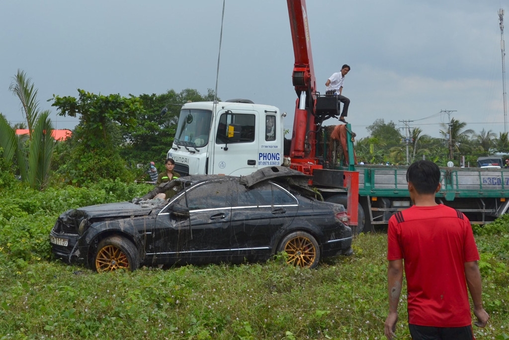 Nguyên nhân 3 người tử vong trong xe Mercedes