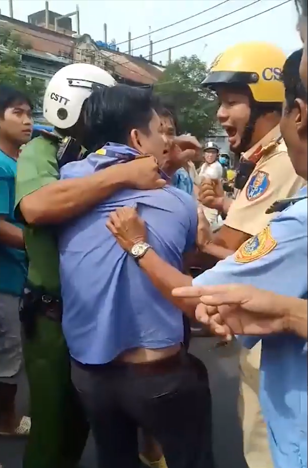 video dang cu cai lai xe buyt rut vat nhon dam trong thuong tai xe grab
