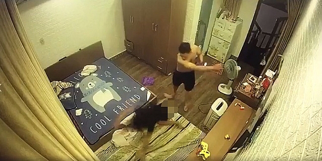 Video: Chồng "hờ" lột đồ, ghì đầu rồi đánh đập vợ dã man trước mặt con nhỏ video chong ho lot do ghi dau roi danh dap vo da man truoc mat con nho