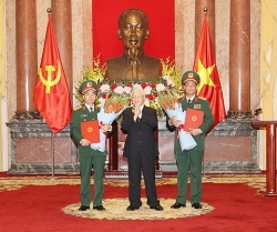 Hai sĩ quan được thăng quân hàm Thượng tướng