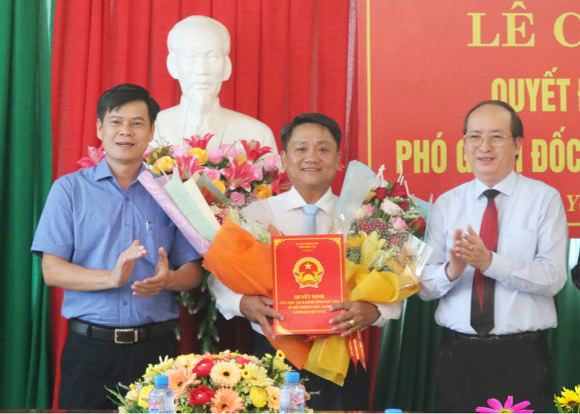 Phó Chủ tịch UBND tỉnh Phan Đình Phùng trao quyết định cho ông Trần Ngọc Hân (Ảnh: Cổng TTĐT tỉnh Phú Yên) 5123 1