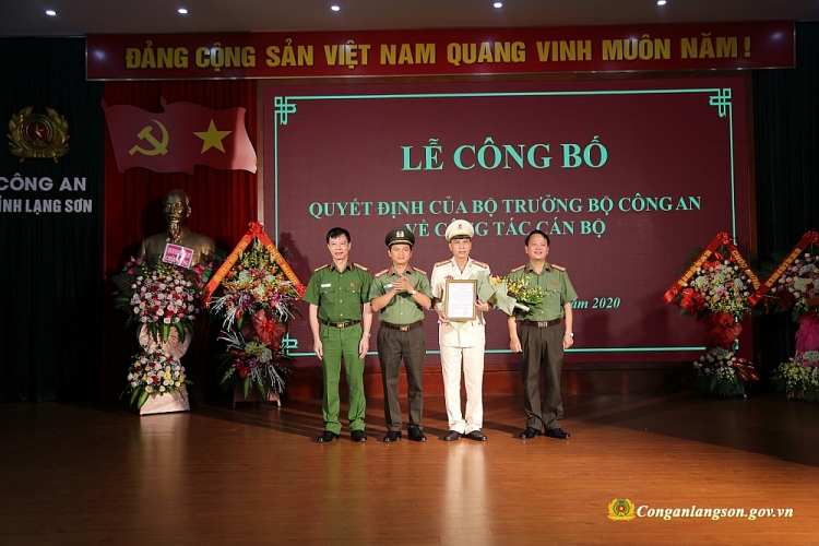 Lãnh đạo Công an tỉnh Lạng Sơn chúc mừng Đại tá Nguyễn Minh Tuấn (Ảnh: CA Lạng Sơn_ 0804 2