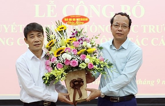 Phó Bí thư Tỉnh ủy, Chủ tịch HĐND tỉnh Bắc Ninh Nguyễn Quốc Chung chúc mừng ông Đỗ Công Tiến (Ảnh: VGP) 2129 thuebacninh