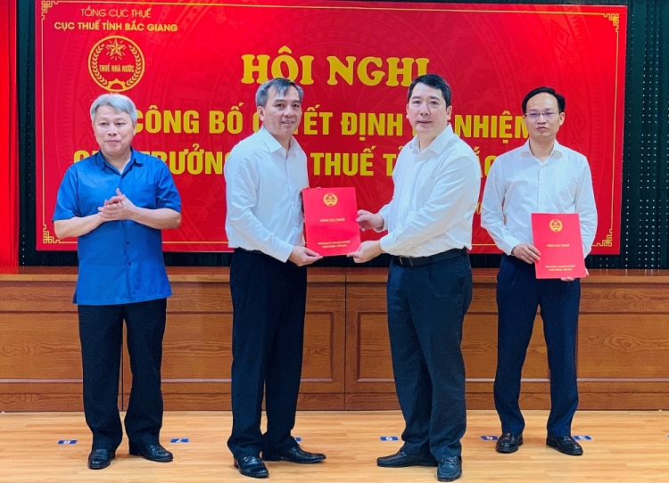 Lãnh đạo Tổng cục Thuế, UBND tỉnh Bắc Giang chúc mừng các cán bộ được bổ nhiệm chức vụ mới (Ảnh: VGP) 2207 thuebacgiang