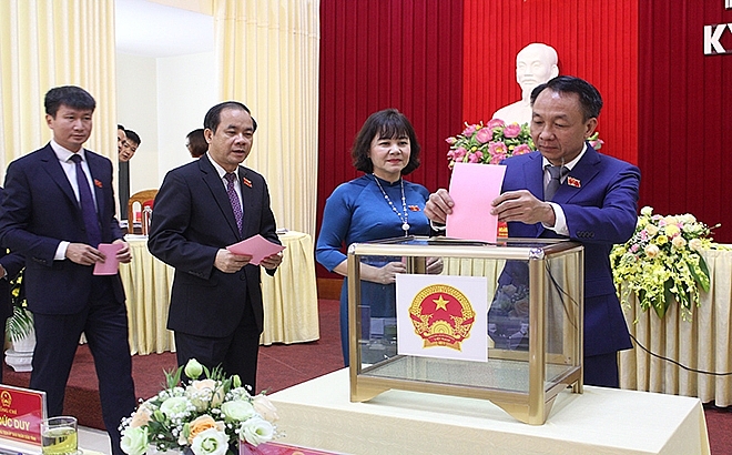 Các đại biểu HĐND tỉnh bỏ phiếu bầu cử chức danh Chủ tịch UBND tỉnh (Ảnh: Báo Yên Bái) 3339 dt 21020201239 img 4260