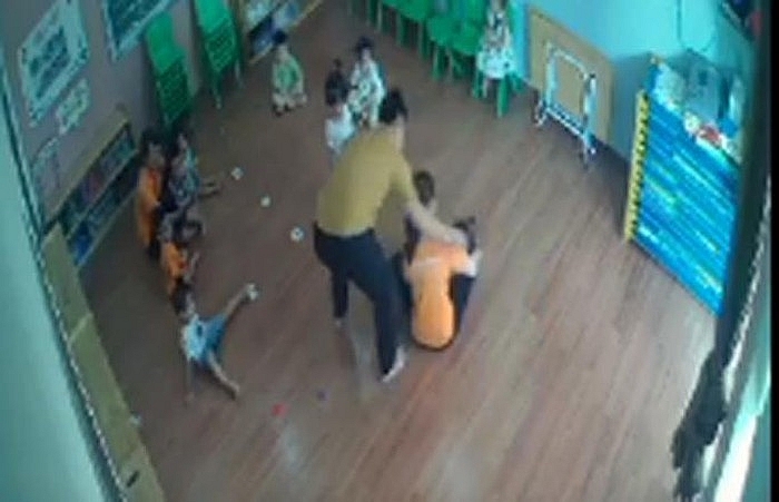 Đình chỉ 2 giáo viên vụ phụ huynh giật tóc tát vào mặt bé 2 tuổi dinh chi 2 giao vien vu phu huynh giat toc tat vao mat be 2 tuoi