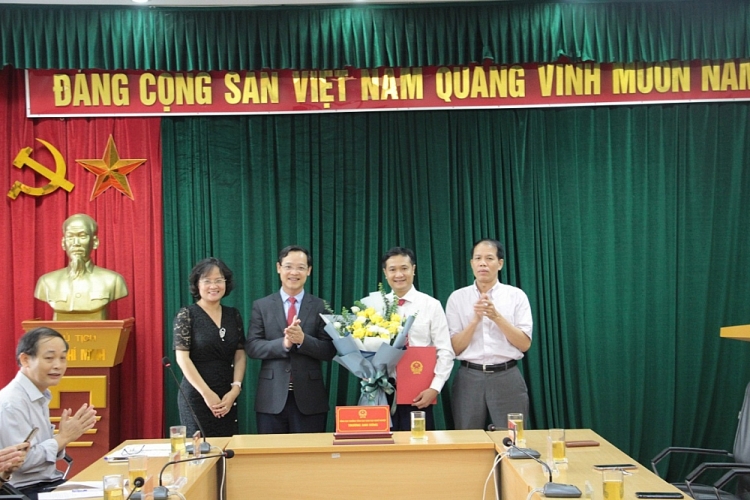 Lãnh đạo Tổng cục tặng hoa chúc mừng ông Đào Trọng Độ (Ảnh: Báo Dân sinh) 3353 a0310 1601713492879 1601713492880647434315