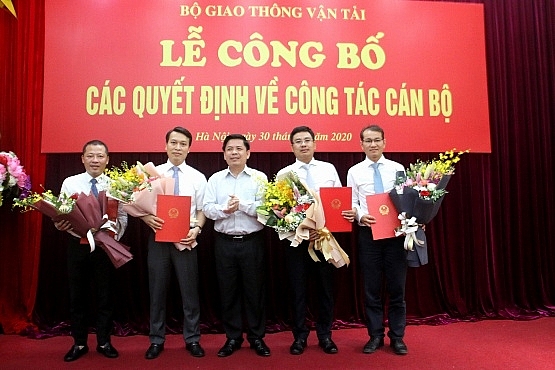 Bộ trưởng Nguyễn Văn Thể trao quyết định cho các nhân sự (Ảnh: Báo Giao Thông0 3714 bn2 1601630052 width555height370