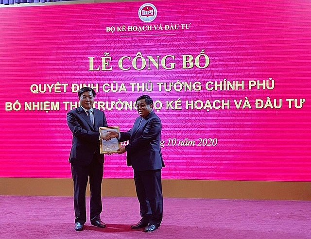 Ông Trần Duy Đông nhận quyết định bổ nhiệm (Ảnh: VTV) Ông Trần Duy Đông nhận quyết định bổ nhiệm (Ảnh: VTV)