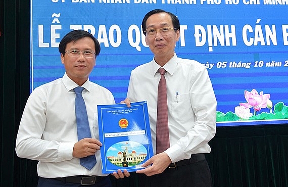 Phó Chủ tịch Thường trực UBND TPHCM Lê Thanh Liêm trao quyết định cho ông Nguyễn Minh Nhựt (Ảnh: Việt Dũng/SGGP) Phó Chủ tịch Thường trực UBND TPHCM Lê Thanh Liêm trao quyết định cho ông Nguyễn Minh Nhựt (Ảnh: Việt Dũng/SGGP)