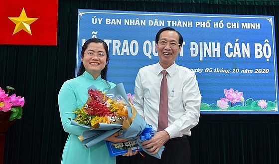 Bà Lê Thị Ngọc Dung nhận quyết định (Ảnh: Việt Dũng/SGGP) Bà Lê Thị Ngọc Dung nhận quyết định (Ảnh: Việt Dũng/SGGP)