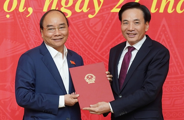 Thủ tướng Nguyễn Xuân Phúc trao quyết định bổ nhiệm Phó Chủ nhiệm VPCP cho đồng chí Trần Văn Sơn (Ảnh: VGP/Quang Hiếu) Thủ tướng Nguyễn Xuân Phúc trao quyết định bổ nhiệm Phó Chủ nhiệm VPCP cho đồng chí Trần Văn Sơn (Ảnh: VGP/Quang Hiếu)