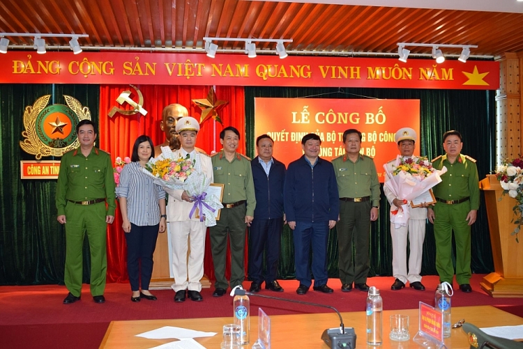 Lãnh đạo tỉnh Hưng Yên chúc mừng 2 cán bộ mới được bổ nhiệm (Ảnh: VGP) Lãnh đạo tỉnh Hưng Yên chúc mừng 2 cán bộ mới được bổ nhiệm (Ảnh: VGP)