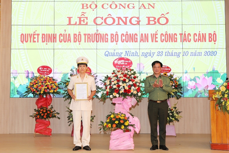 Trung tá Mai Thế Quang nhận quyết định bổ nhiệm (Ảnh: Báo Quảng Ninh) Trung tá Mai Thế Quang nhận quyết định bổ nhiệm (Ảnh: Báo Quảng Ninh)