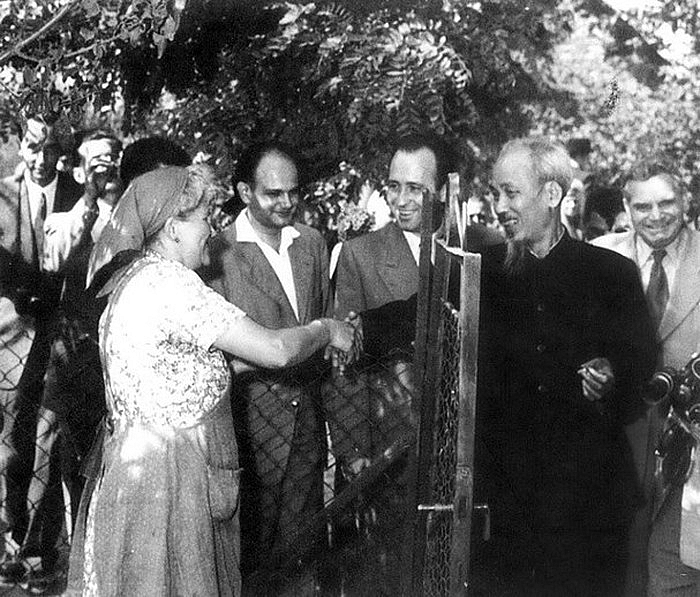 Chủ tịch Hồ Chí Minh đến thăm một gia đình công nhân Hung-ga-ri ở Thủ đô Budapet, tháng 8/1957 (Ảnh: baomoi) Chủ tịch Hồ Chí Minh đến thăm một gia đình công nhân Hung-ga-ri ở Thủ đô Budapet, tháng 8/1957 (Ảnh: baomoi)