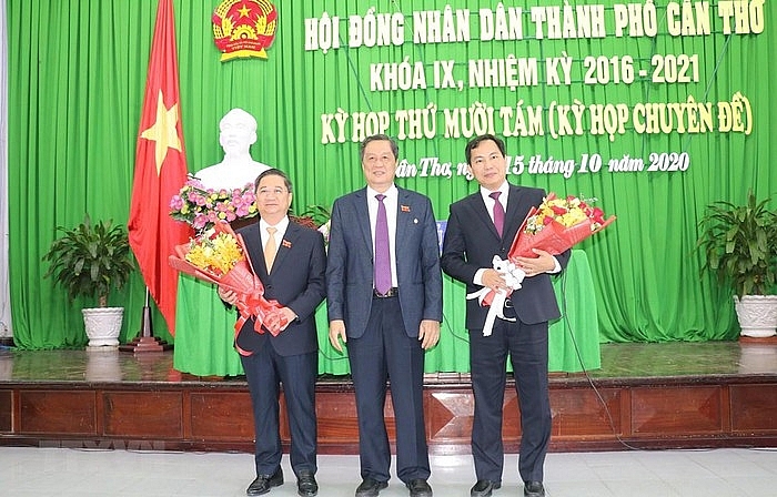 Chủ tịch UBND TP. Cần Thơ Trần Việt Trường (trái) và nguyên Chủ tịch UBND thành phố Lê Quang Mạnh (Ảnh: Ngọc Thiện/TTXVN) Chủ tịch UBND TP. Cần Thơ Trần Việt Trường (trái) và nguyên Chủ tịch UBND thành phố Lê Quang Mạnh (Ảnh: Ngọc Thiện/TTXVN)