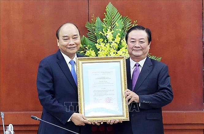 Thủ tướng Nguyễn Xuân Phúc trao quyết định cho ông Lê Minh Hoan (Ảnh: TTXVN) Thủ tướng Nguyễn Xuân Phúc trao quyết định cho ông Lê Minh Hoan (Ảnh: TTXVN)