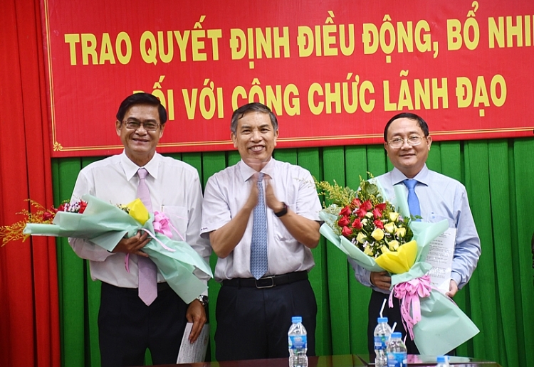 Chủ tịch UBND tỉnh Cao Văn Trọng trao quyết định (Ảnh: Báo Thanh Hóa) Chủ tịch UBND tỉnh Cao Văn Trọng trao quyết định (Ảnh: Báo Thanh Hóa)