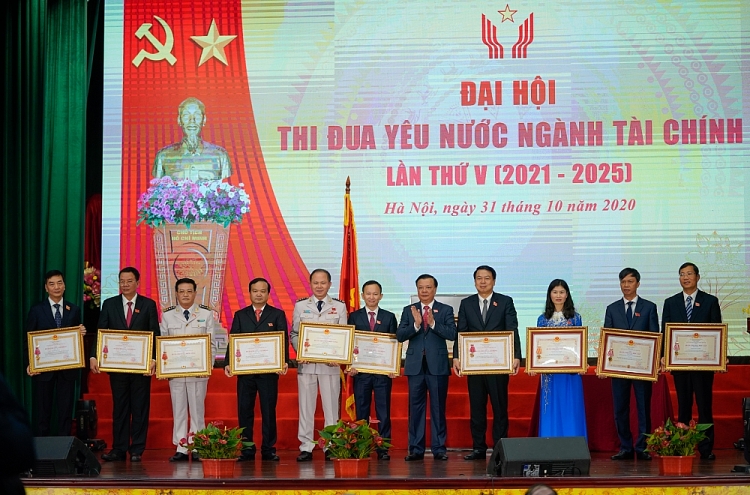 Thủ tướng Nguyễn Xuân Phúc: Không tận thu, cũng không có chuyện ban phát Thủ tướng Nguyễn Xuân Phúc: Không tận thu, cũng không có chuyện ban phát