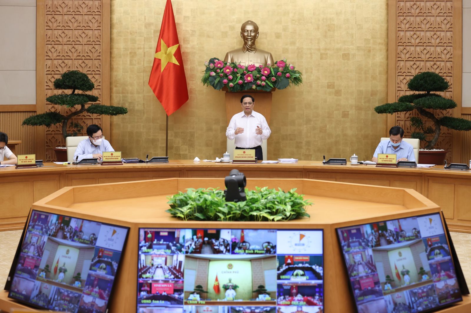 Thủ tướng yêu cầu khẩn trương hoàn thiện hai chiến lược lớn, sớm có chính sách kích thích kinh tế Thủ tướng yêu cầu khẩn trương hoàn thiện hai chiến lược lớn, sớm có chính sách kích thích kinh tế