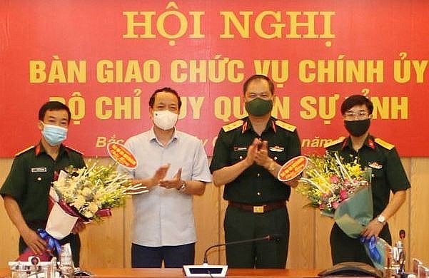 Lãnh đạo Quân khu 1 và tỉnh Bắc Ninh chúc mừng 2 cán bộ (Ảnh: VGP) Lãnh đạo Quân khu 1 và tỉnh Bắc Ninh chúc mừng 2 cán bộ (Ảnh: VGP)