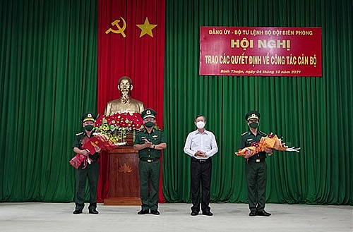 Đại tá Chu Văn Tấn và Thượng tá Phạm Xuân Độ nhận quyết định Đại tá Chu Văn Tấn và Thượng tá Phạm Xuân Độ nhận quyết định