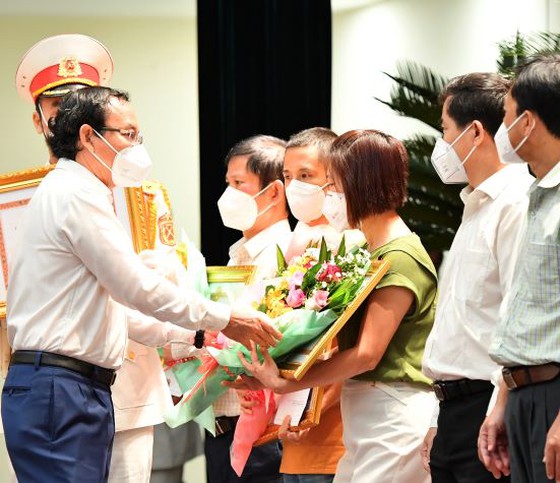TP.HCM tuyên dương, cảm ơn lực lượng hỗ trợ chống dịch COVID-19 TP.HCM tuyên dương, cảm ơn lực lượng hỗ trợ chống dịch COVID-19