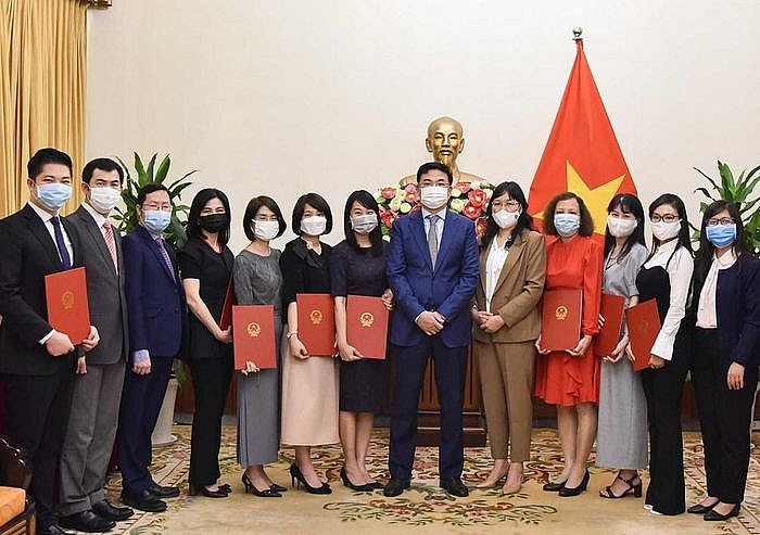 Thứ trưởng Bộ Ngoại giao Phạm Quang Hiệu trao các quyết định (Ảnh: VGP) Thứ trưởng Bộ Ngoại giao Phạm Quang Hiệu trao các quyết định (Ảnh: VGP)