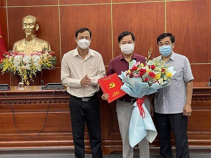 Ông Quách Văn Ấn (giữa) nhận quyết định bổ nhiệm Ông Quách Văn Ấn (giữa) nhận quyết định bổ nhiệm